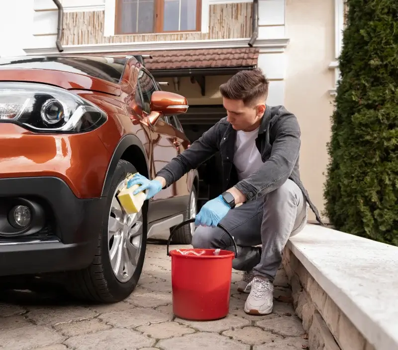 Lavage auto à domicile La Forêt-Fouesnant : professionnel intervenant sur un véhicule
